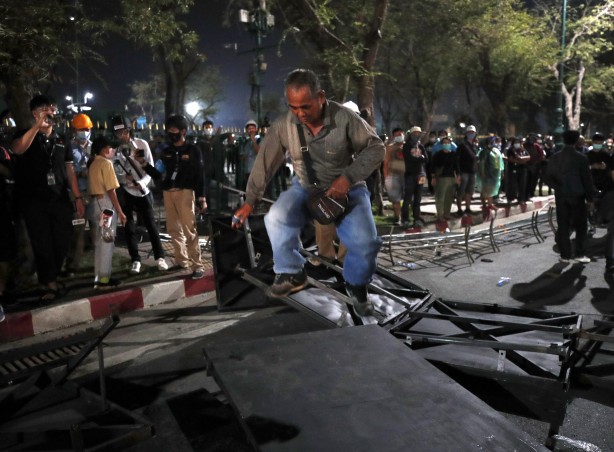 Foto - Asya ülkesinde halk sokağa indi! Çatışma çıktı, çok sayıda polis yaralı