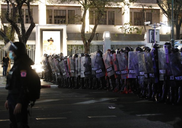 Asya ülkesinde halk sokağa indi! Çatışma çıktı, çok sayıda polis yaralı