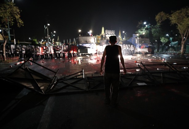 Foto - Asya ülkesinde halk sokağa indi! Çatışma çıktı, çok sayıda polis yaralı