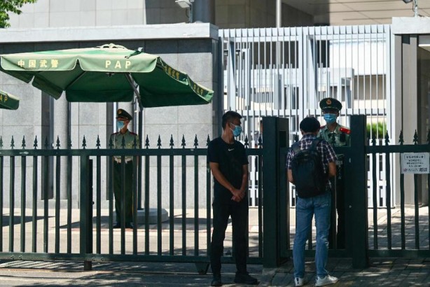 Foto - Asya’da yüksek tansiyon… Yumurta ve tuğla fırlatıldı!