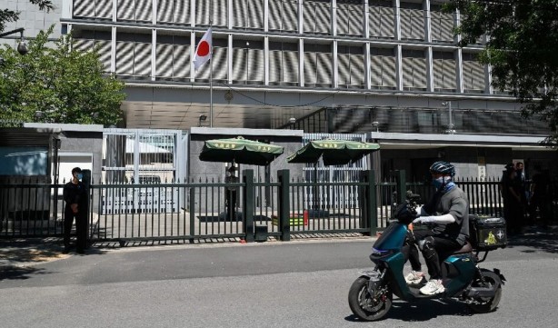 Asya’da yüksek tansiyon… Yumurta ve tuğla fırlatıldı!