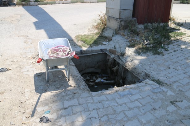 Foto - At arabalı hırsızlar mazgalı saniyeler içinde çaldı