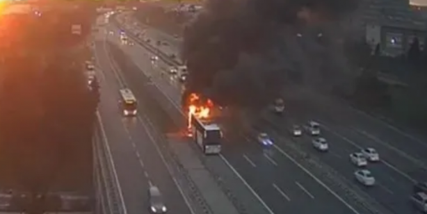 Foto - Ataşehir TEM Otoyolu'nda otobüs yangını