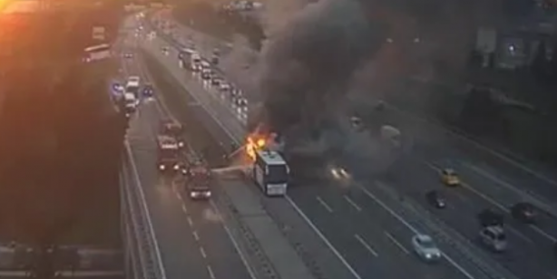 Foto - Ataşehir TEM Otoyolu'nda otobüs yangını