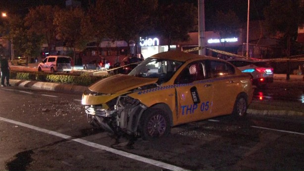 Foto - Ataşehir'de aşırı hız yapan otomobil taksiye çarptı: 3 yaralı