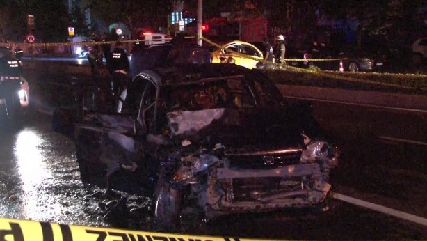 Foto - Ataşehir'de aşırı hız yapan otomobil taksiye çarptı: 3 yaralı