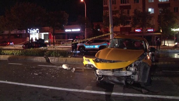 Ataşehir'de aşırı hız yapan otomobil taksiye çarptı: 3 yaralı