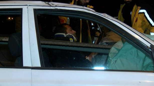 Foto - Ataşehir'de bariyerler otomobile ok gibi saplandı