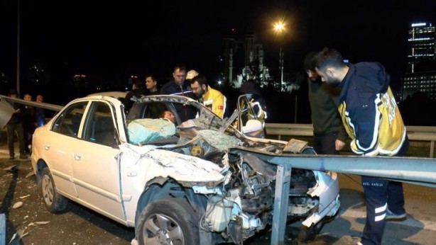 Ataşehir'de bariyerler otomobile ok gibi saplandı