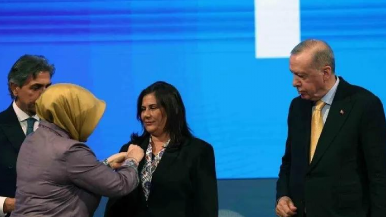 Foto - Atatürk rantçıların aksesuarı oldu! Nerede dalavere varsa arkasında hep o poster var