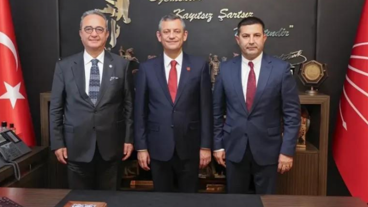 Foto - Atatürk rantçıların aksesuarı oldu! Nerede dalavere varsa arkasında hep o poster var