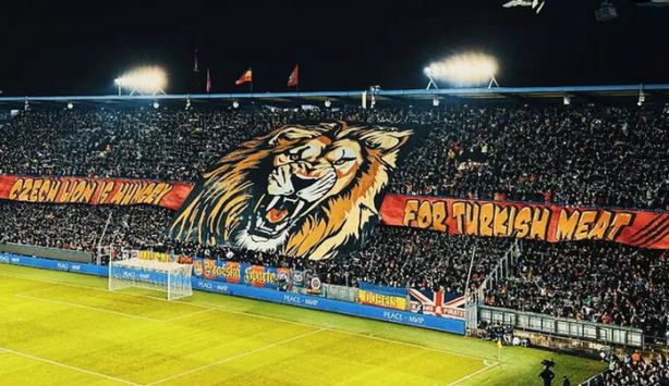 Atatürksüz sahaya çıkmayan Dursun Özbek'in Galatasaray'ı bu pankartın önünde neden oynadınız? 'Çek aslanı, Türk etine aç'