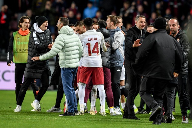 Foto - Atatürksüz sahaya çıkmayan Dursun Özbek'in Galatasaray'ı bu pankartın önünde neden oynadınız? 'Çek aslanı, Türk etine aç'