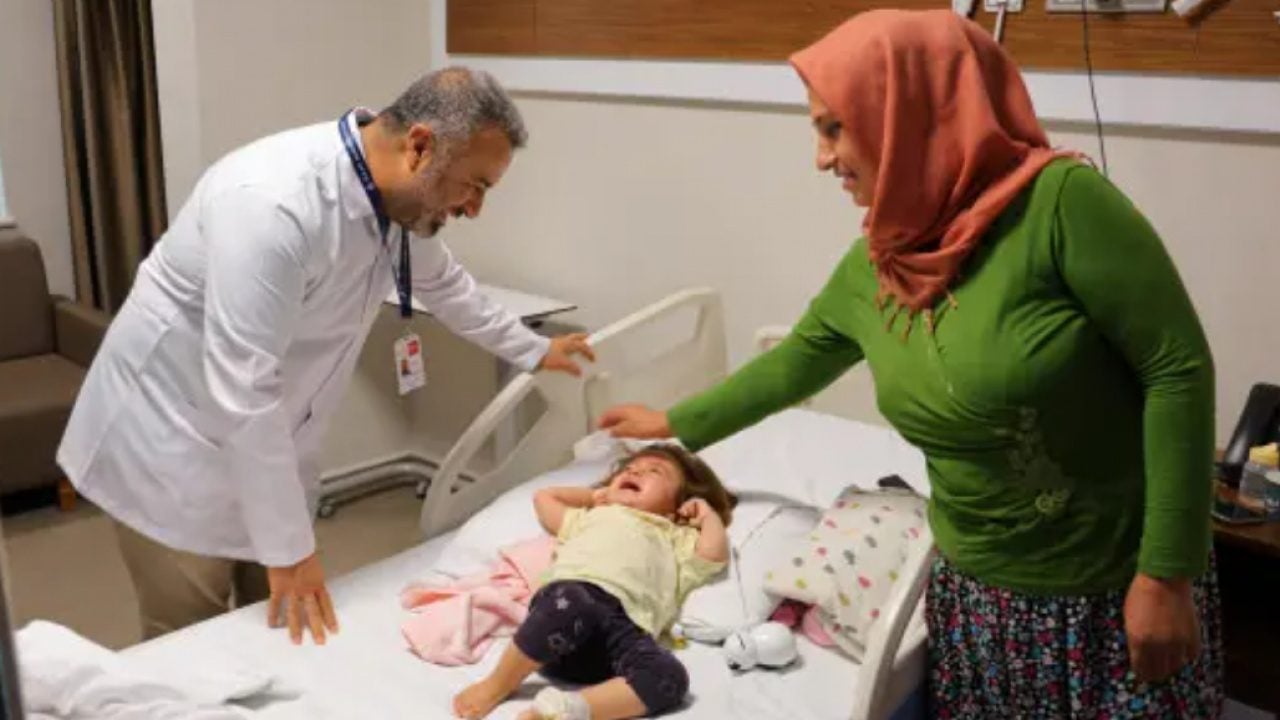 Ateş şikayetiyle hastaneye gitti: Bebeğin böbreğinden çıkan şok etti