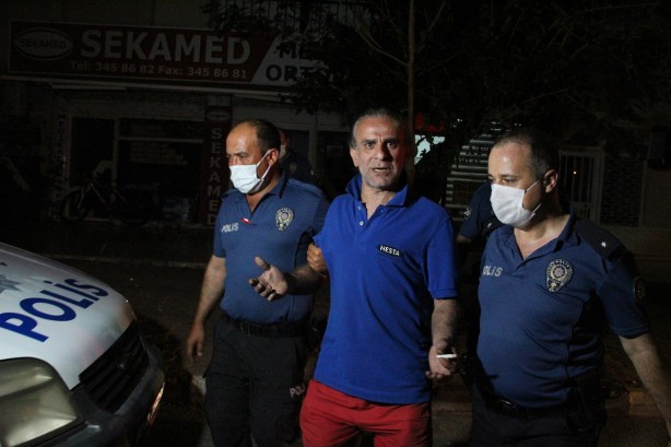 Foto - Ateş yakıp kendini kilitledi, gözaltına alınırken kalabalığı selamladı