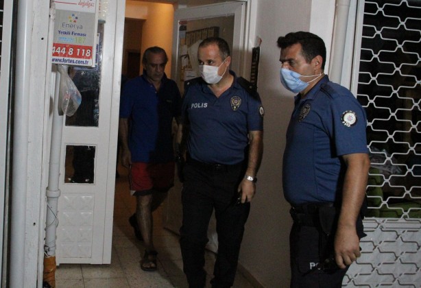 Ateş yakıp kendini kilitledi, gözaltına alınırken kalabalığı selamladı