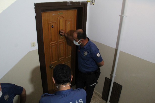 Foto - Ateş yakıp kendini kilitledi, gözaltına alınırken kalabalığı selamladı