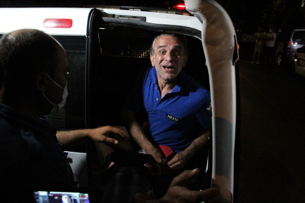 Foto - Ateş yakıp kendini kilitledi, gözaltına alınırken kalabalığı selamladı