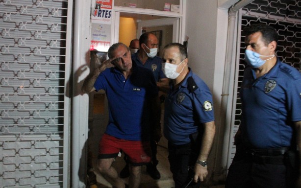 Foto - Ateş yakıp kendini kilitledi, gözaltına alınırken kalabalığı selamladı