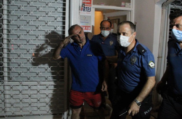 Foto - Ateş yakıp kendini kilitledi, gözaltına alınırken kalabalığı selamladı