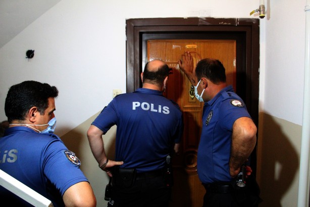 Foto - Ateş yakıp kendini kilitledi, gözaltına alınırken kalabalığı selamladı