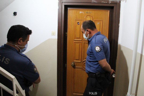 Foto - Ateş yakıp kendini kilitledi, gözaltına alınırken kalabalığı selamladı