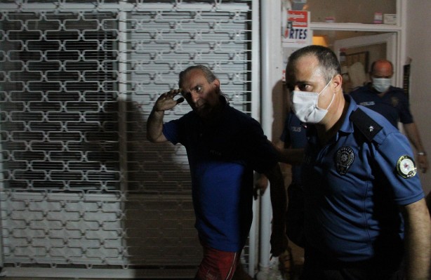 Foto - Ateş yakıp kendini kilitledi, gözaltına alınırken kalabalığı selamladı