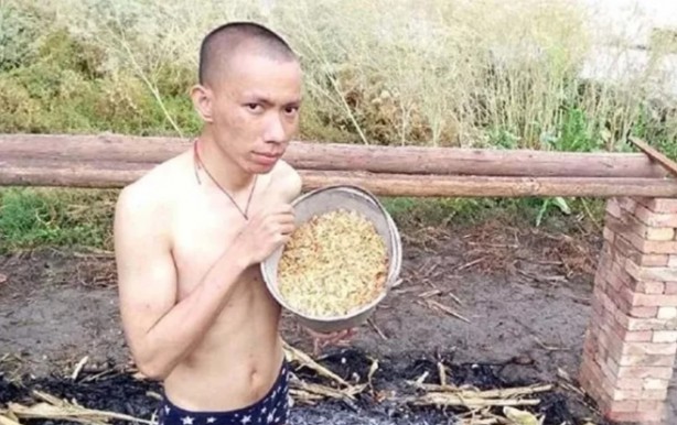 Foto - Ateşin üzerinde yatıyor! Neden yaptığı ise şok etti