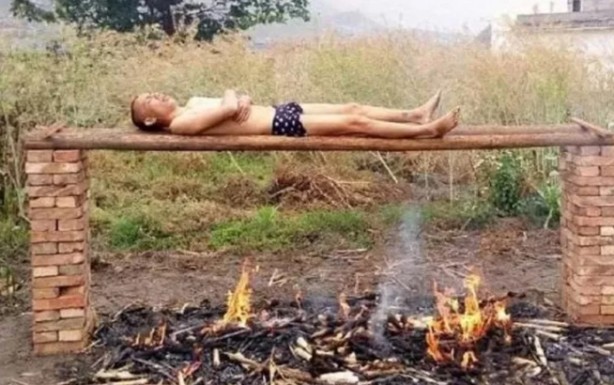 Foto - Ateşin üzerinde yatıyor! Neden yaptığı ise şok etti