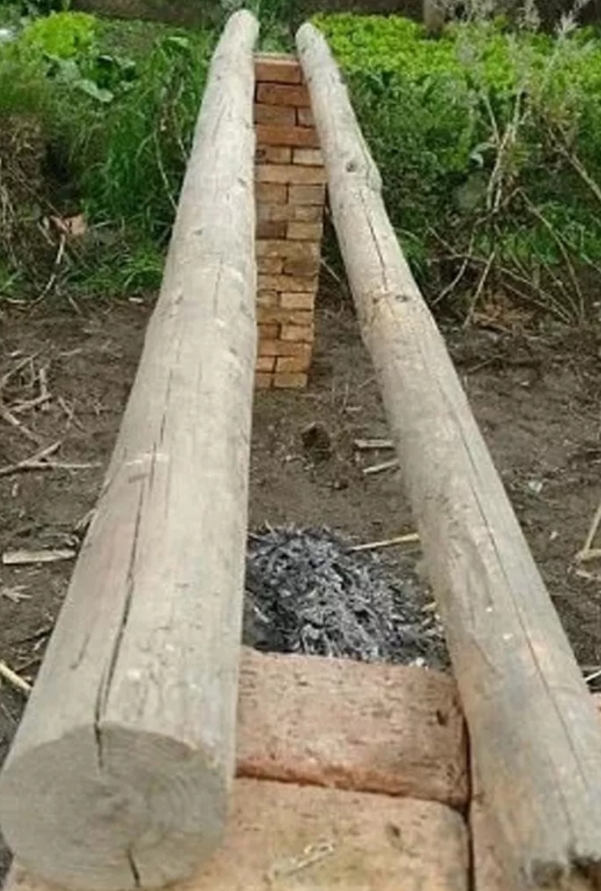 Foto - Ateşin üzerinde yatıyor! Neden yaptığı ise şok etti