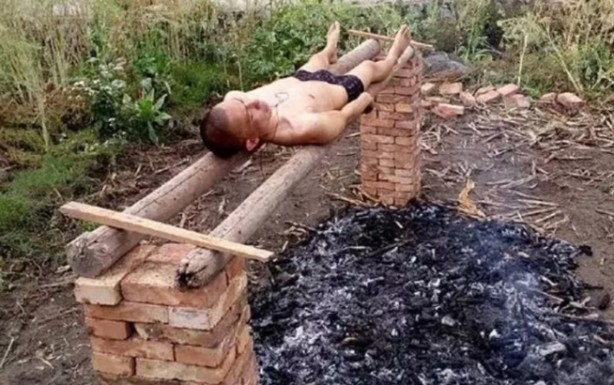 Foto - Ateşin üzerinde yatıyor! Neden yaptığı ise şok etti