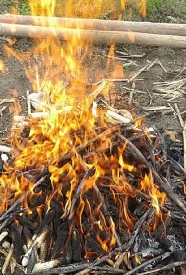 Foto - Ateşin üzerinde yatıyor! Neden yaptığı ise şok etti