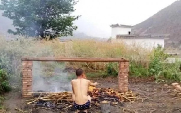 Foto - Ateşin üzerinde yatıyor! Neden yaptığı ise şok etti