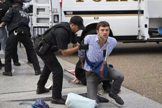 Foto - 'Ateşkes çağrısı' yapan Yahudi aktivistlere ters kelepçe