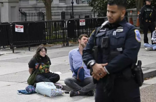Foto - 'Ateşkes çağrısı' yapan Yahudi aktivistlere ters kelepçe