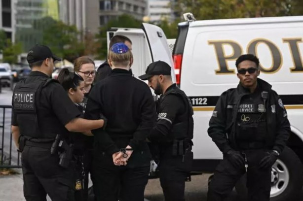 'Ateşkes çağrısı' yapan Yahudi aktivistlere ters kelepçe