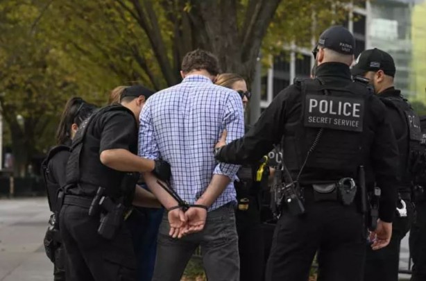Foto - 'Ateşkes çağrısı' yapan Yahudi aktivistlere ters kelepçe