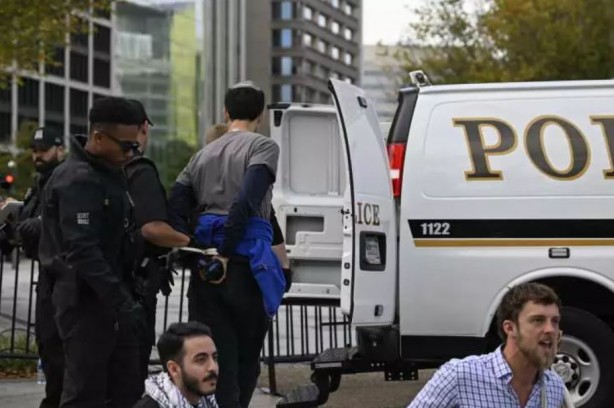 Foto - 'Ateşkes çağrısı' yapan Yahudi aktivistlere ters kelepçe