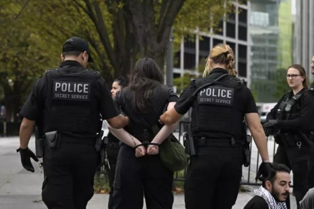 Foto - 'Ateşkes çağrısı' yapan Yahudi aktivistlere ters kelepçe