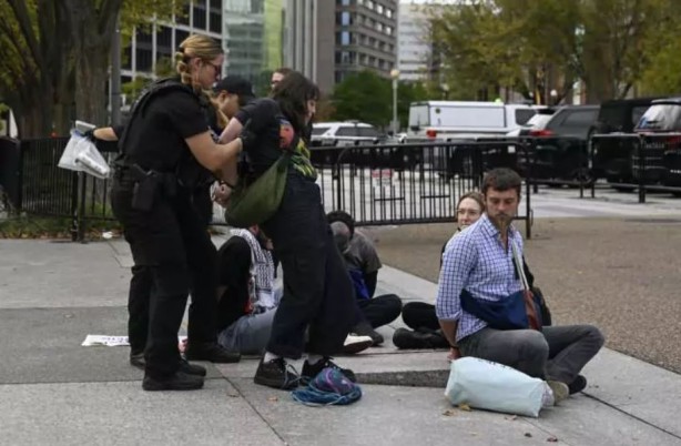 Foto - 'Ateşkes çağrısı' yapan Yahudi aktivistlere ters kelepçe