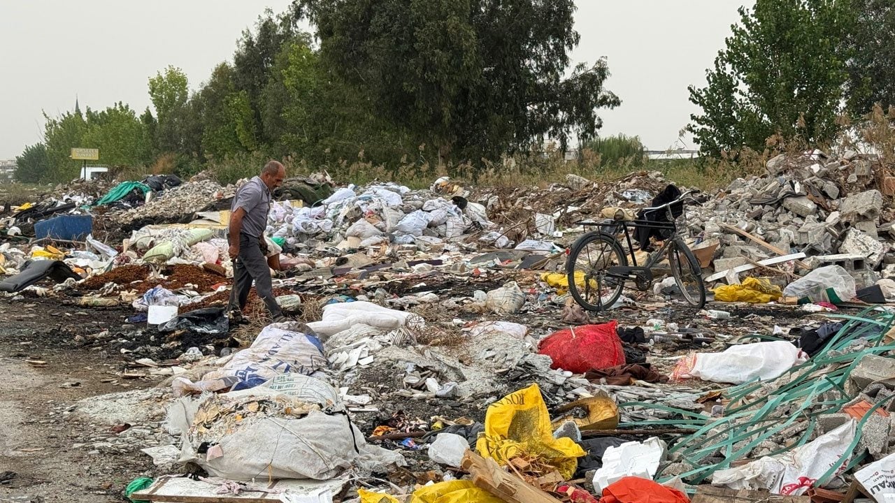 Foto - Atık dağları tarlaları tehdit ediyor! Üreticiyi isyan ettiren manzara