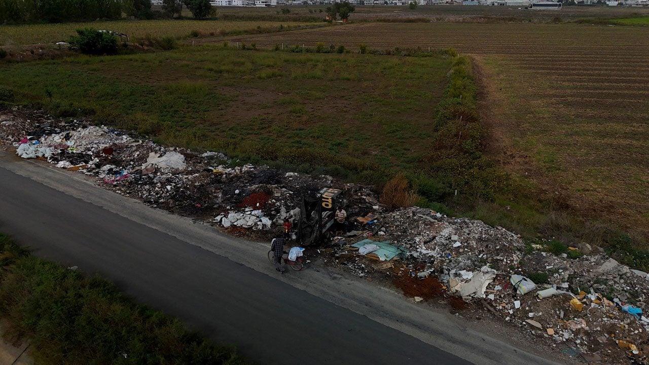 Foto - Atık dağları tarlaları tehdit ediyor! Üreticiyi isyan ettiren manzara