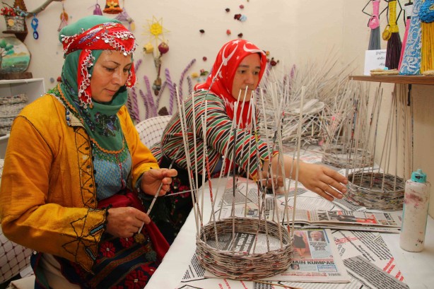Foto - Atık gazetelerden öyle şeyler yapıyorlar ki.... Görenlerin ağzı açık kalıyor