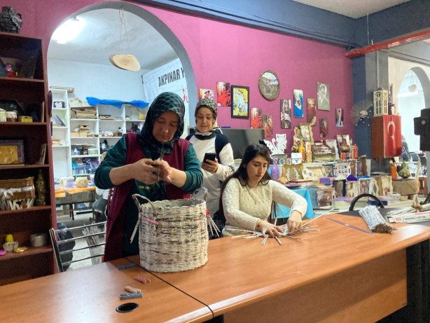 Foto - Atık gazetelerden öyle şeyler yapıyorlar ki.... Görenlerin ağzı açık kalıyor