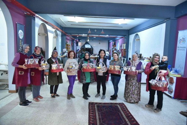 Foto - Atık gazetelerden öyle şeyler yapıyorlar ki.... Görenlerin ağzı açık kalıyor