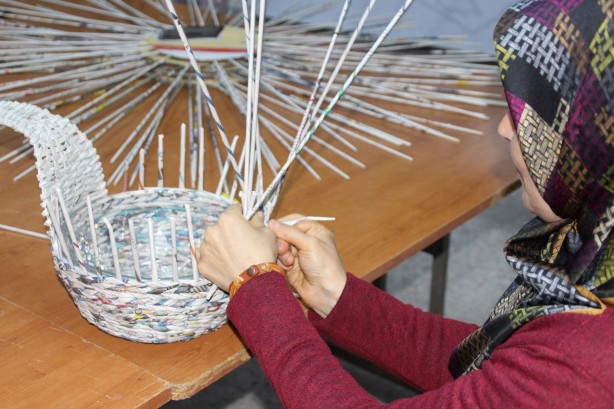 Foto - Atık gazetelerden öyle şeyler yapıyorlar ki.... Görenlerin ağzı açık kalıyor