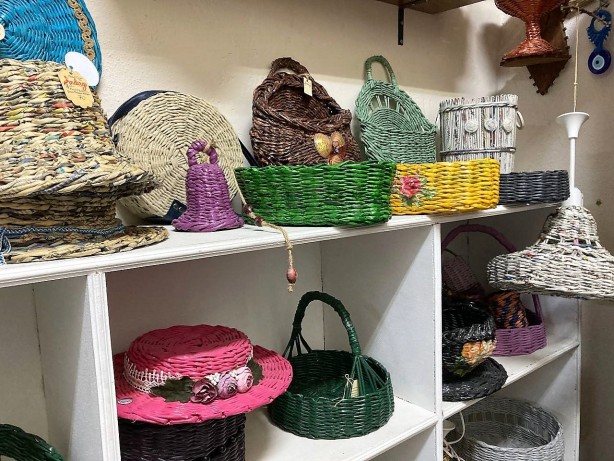 Foto - Atık gazetelerden öyle şeyler yapıyorlar ki.... Görenlerin ağzı açık kalıyor