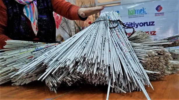 Foto - Atık gazetelerden öyle şeyler yapıyorlar ki.... Görenlerin ağzı açık kalıyor