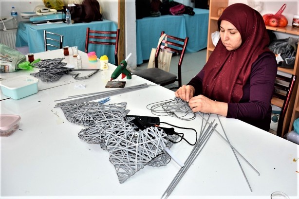 Atık gazetelerden öyle şeyler yapıyorlar ki.... Görenlerin ağzı açık kalıyor