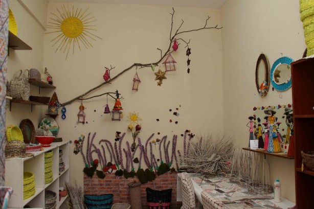 Foto - Atık gazetelerden öyle şeyler yapıyorlar ki.... Görenlerin ağzı açık kalıyor